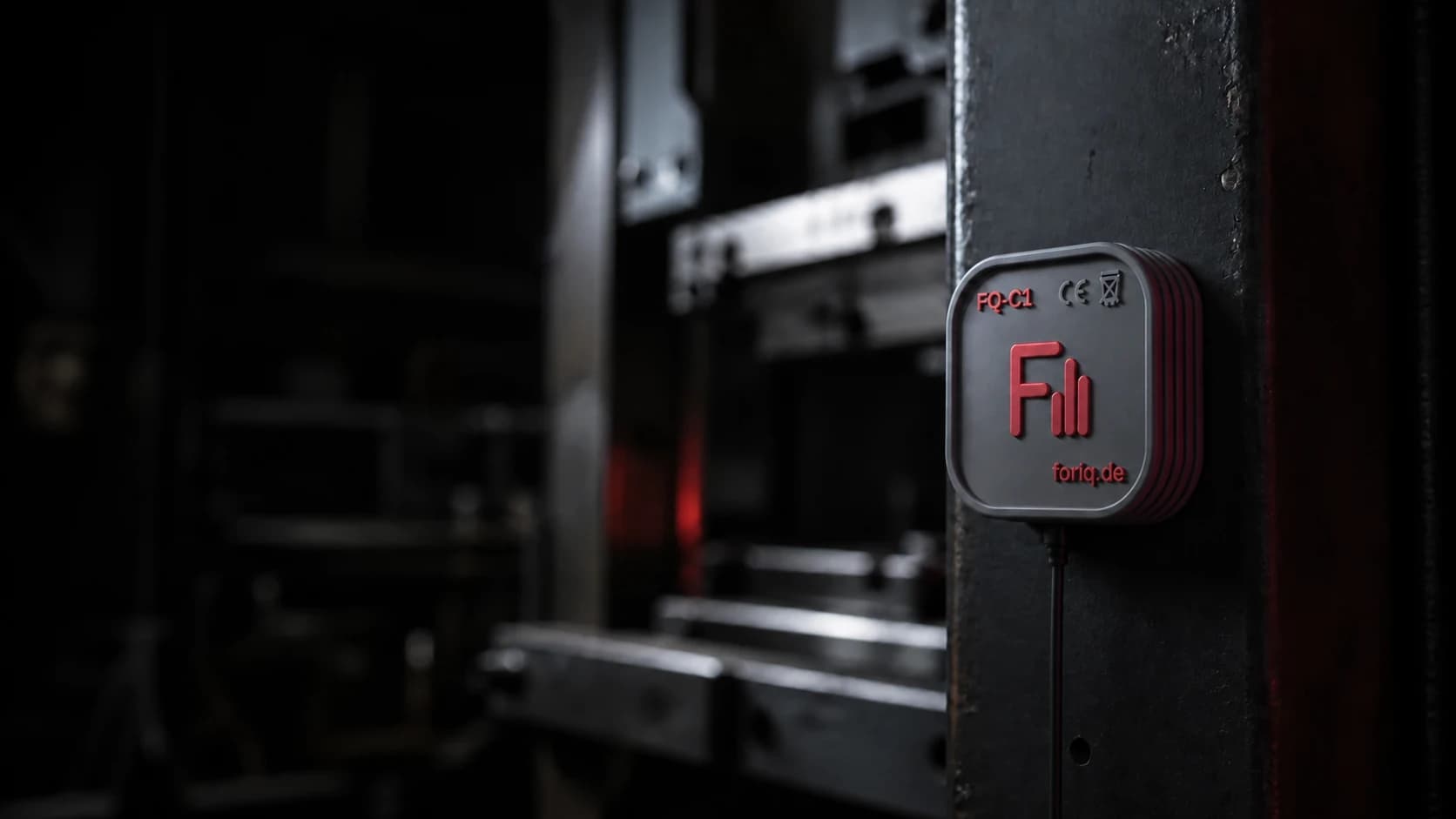 Foriq Counter magnetisch an einer dunklen Industriepresse