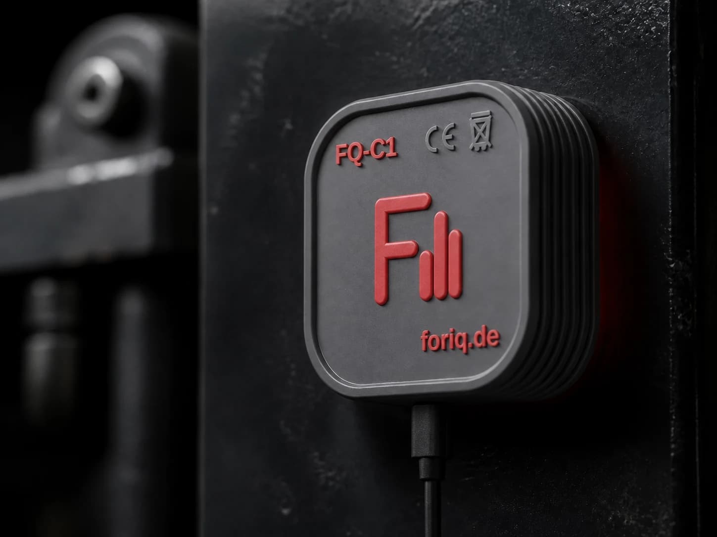 Detailansicht des Foriq Counters mit USB-C-Kabel